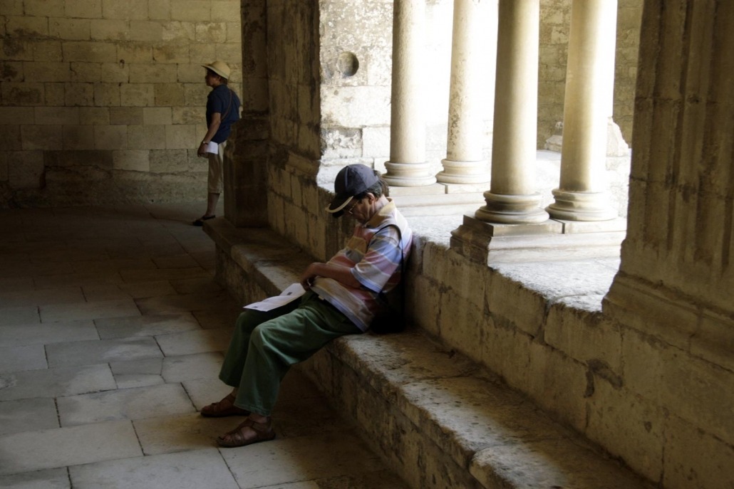 Man knapt een uiltje in het kloosterhof van het klooster van Montmajour