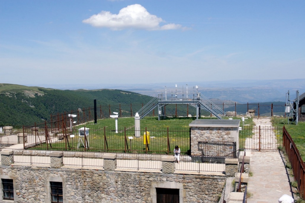 Mont Aigoual cevennen berg col top weerstation uitzicht meetapparatuur