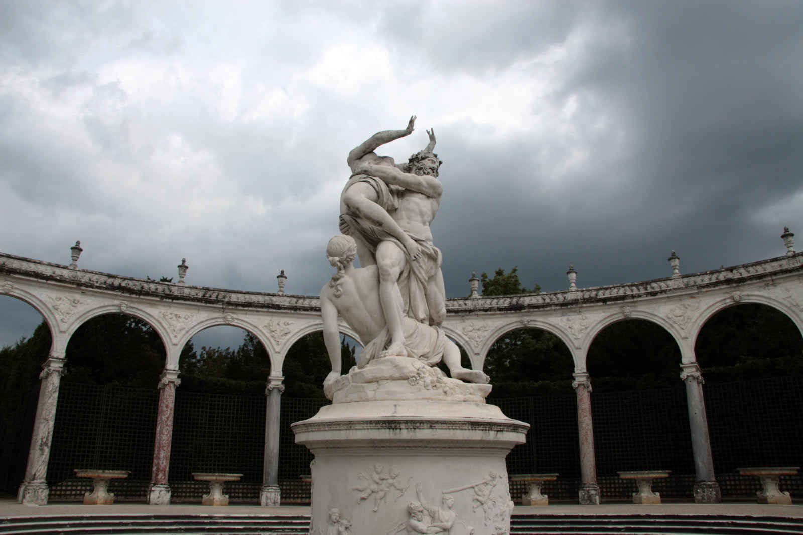 La Colonnade is een lusthofje in de tuin van Versailles