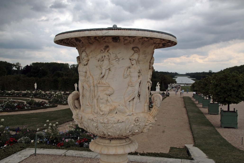 Een rijkelijke versierde vaas in de tuin van het kasteel van Versailles