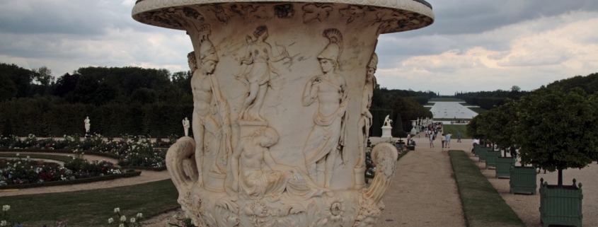 Een rijkelijke versierde vaas in de tuin van het kasteel van Versailles