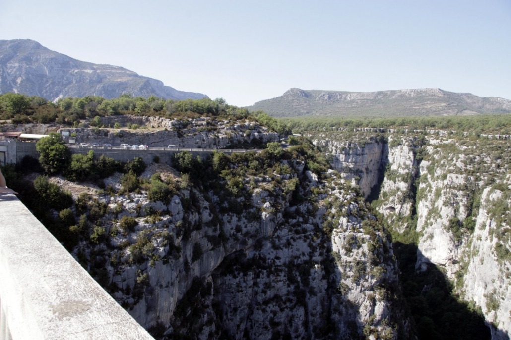 Brug over de rivier Artuby vlakbij de Gorges du Verdon in Zuid-Frankrijk