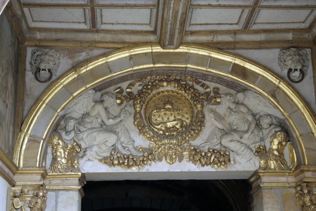 Het wapen van Frans I met de salamander boven een deur in het kasteel van Fontainebleau in Frankrijk
