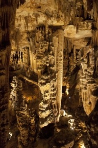 De grote zaal van Grotte des Demoiselles