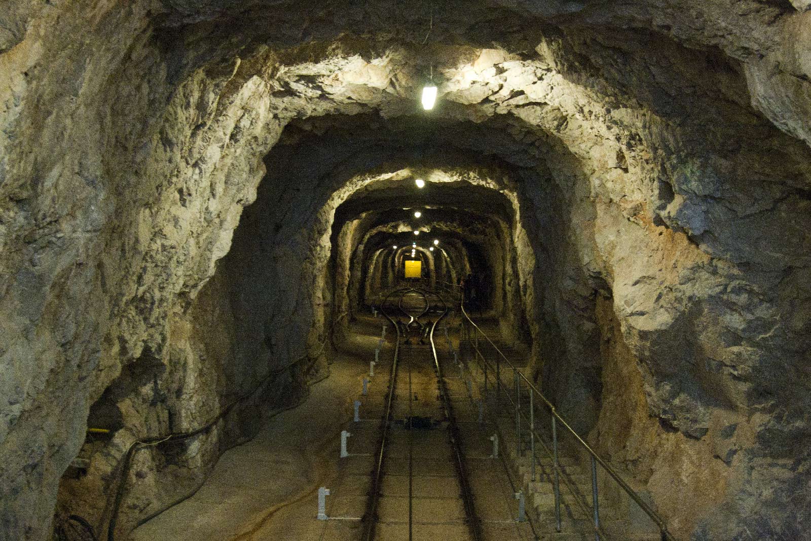 Treintje naar de ingang van de Grotte des Demoiselles