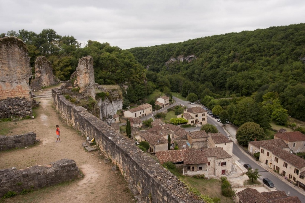 Uitzicht vanaf het kasteel De ingang van het Chateau de Gavaudun