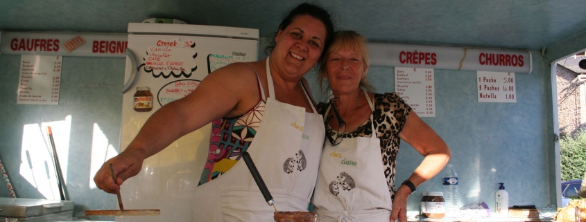 Een crêperie op een marché nocturne in een dorp in Frankrijk