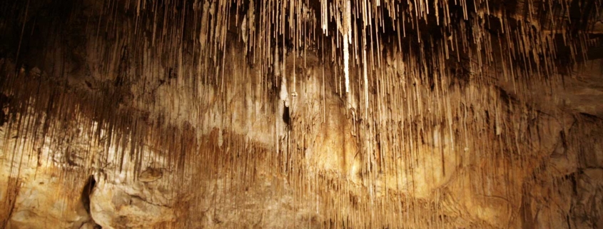 Stalactieten in de grot van Thouzon in de Vaucluse