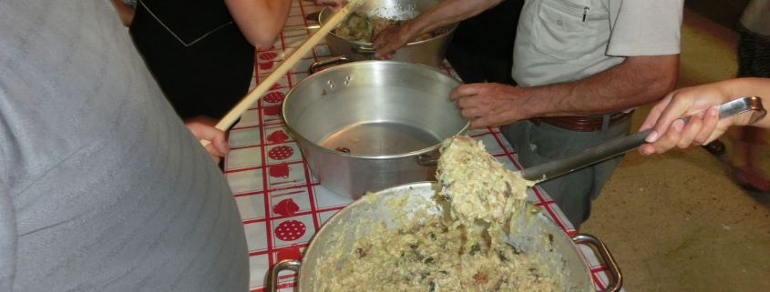 De kaassoep of soupe au fromage die traditioneel wordt geserveerd tijdens het dorpsfeest van la-Bastide-Solages in de Aveyron