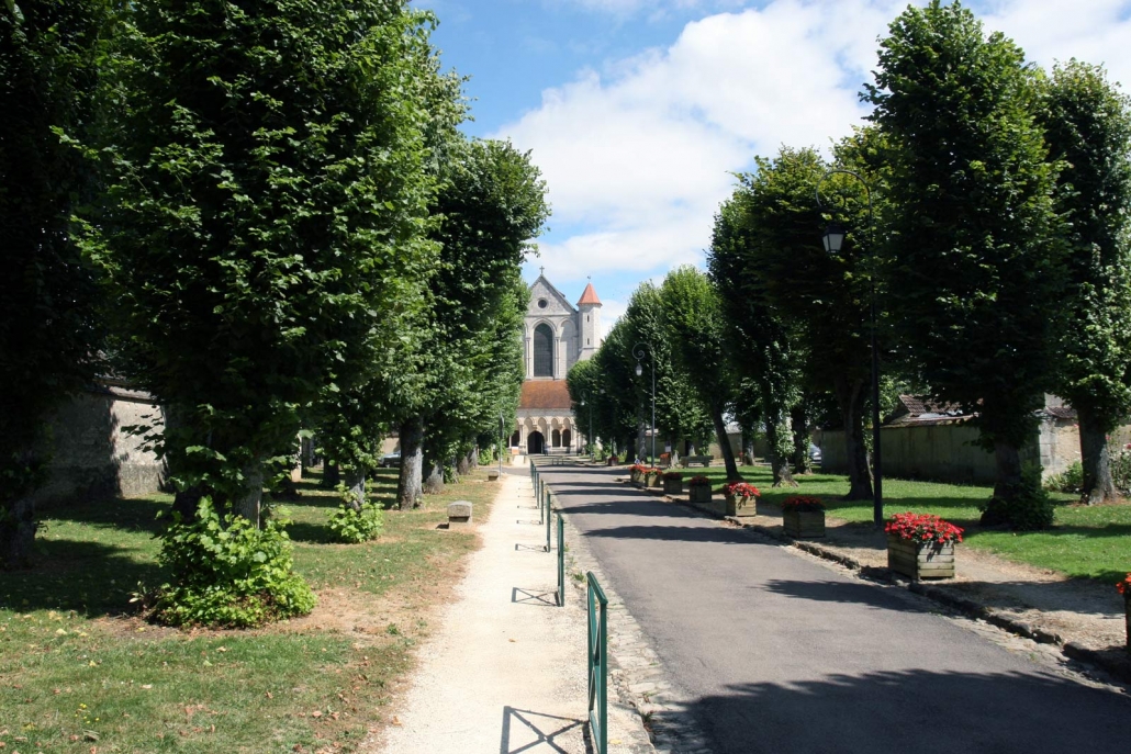 De laan naar de kloosterkerk van Pontigny