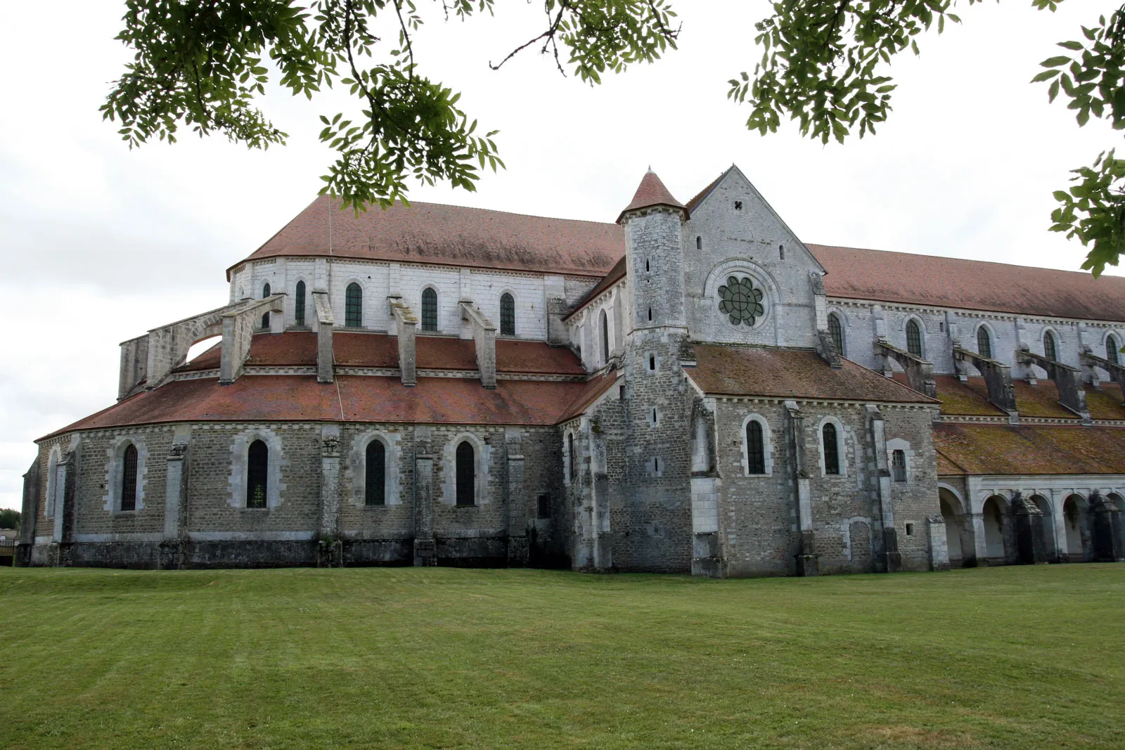 De kloosterkerk in Pontigny is gebouwd in de twaalfde eeuw