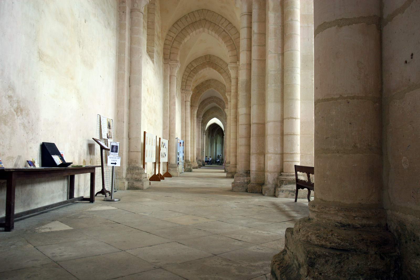 De binnenkant van de adbijkerk van Pontigny in