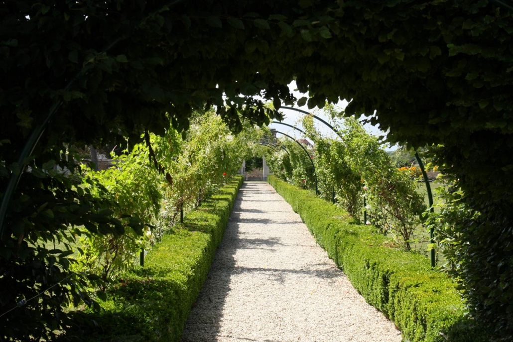 In de tuin naast het klooster is het rustig en je kan er heerlijk wandelen.