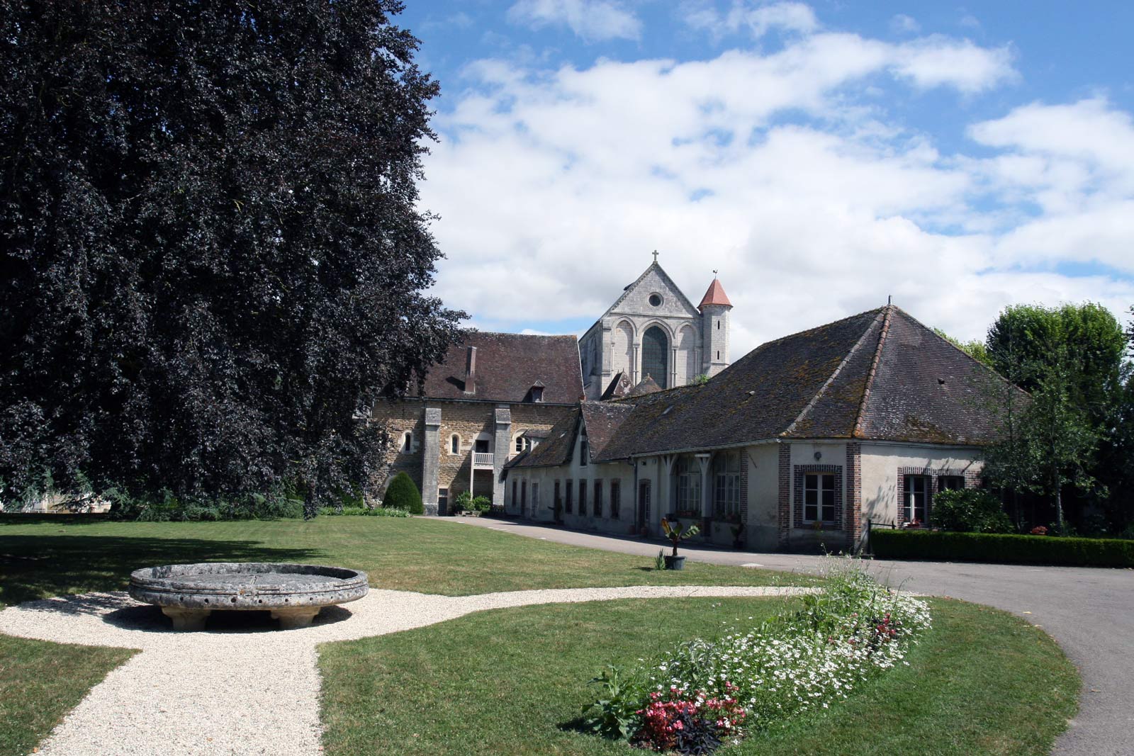 De bijgebouwen van het klooster van Pontigny in Bourgondie in Frankrijk