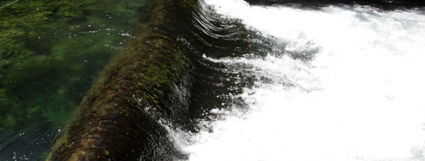 Het water in rivier Sorgue stroomt snel