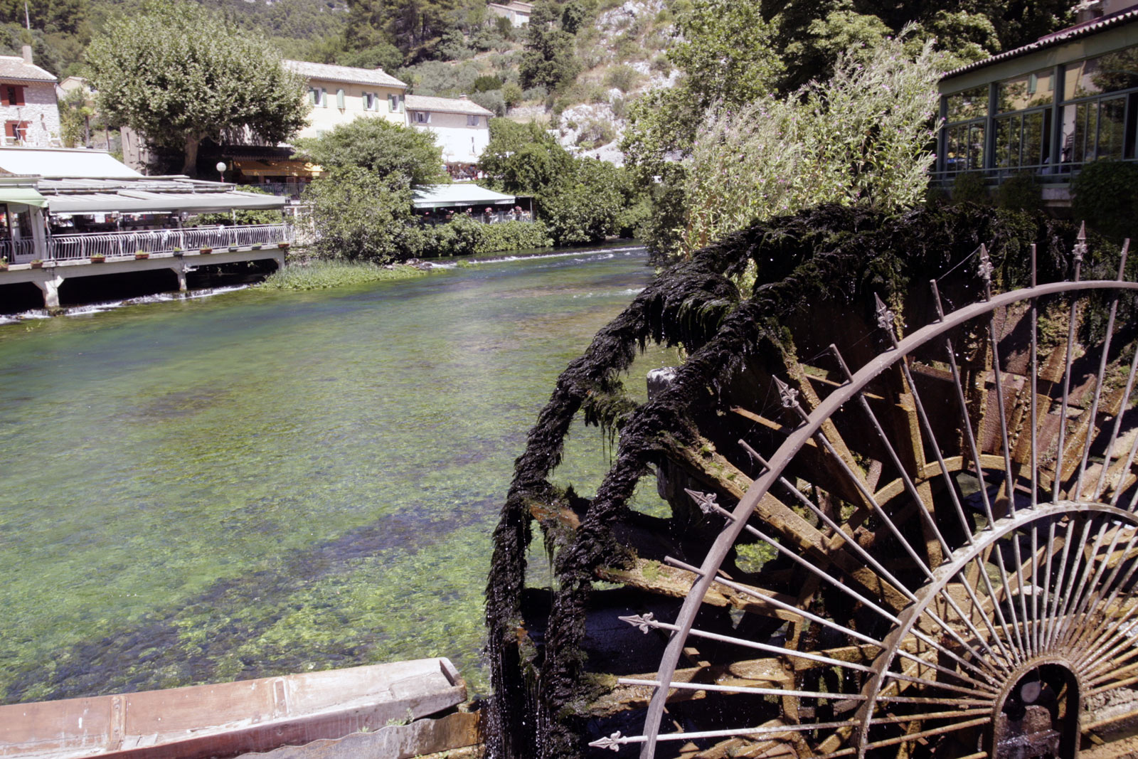 Een waterrad in de rivier de Sorgue in het dorp Fontaine-de-Vaucluse-Vaucluse in de Provence Frankrijk