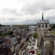 Uitzicht op de stad Amboise vanaf het kasteel, rechts de kapel met het graf van Leonardo da Vinci