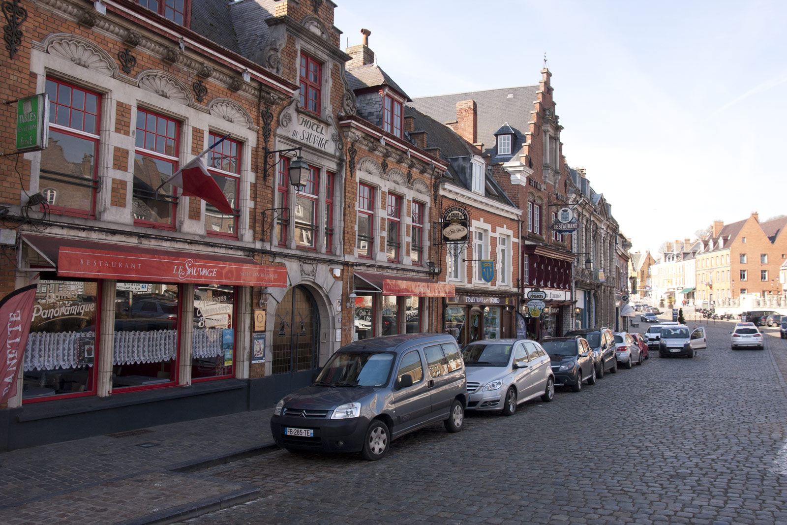 Huizen op de markt in het dorp Cassel in het Noorden van Frankrijk