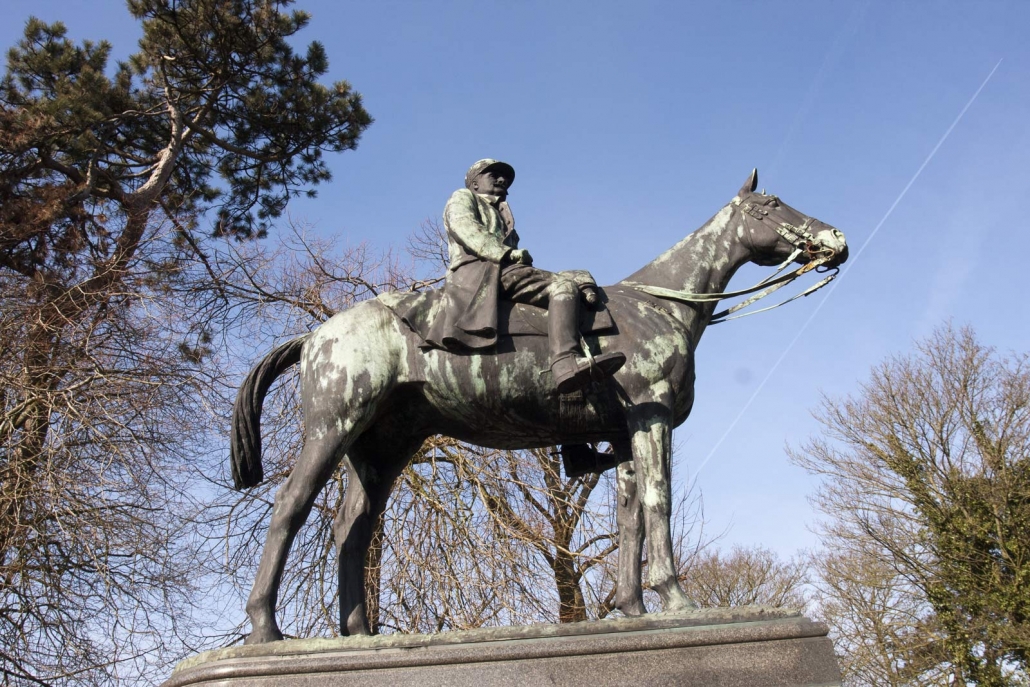 Het ruiterstandbeeld van Foch op de berg