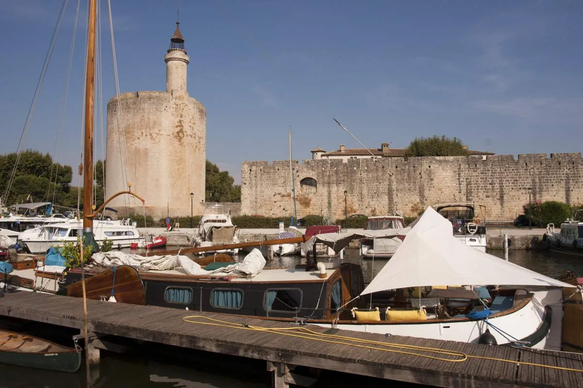 Nederlandse platbodem voor de toren van Aigues-Mortes