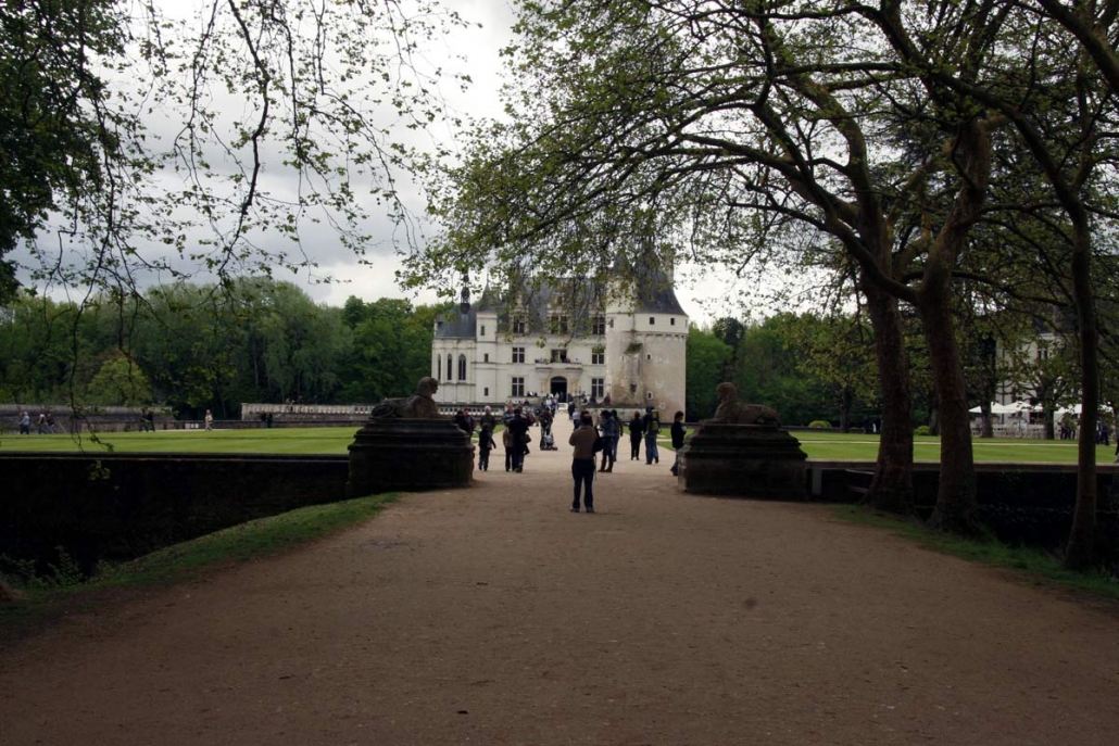 Het kasteel van Chenonceau gezien vanaf de laan