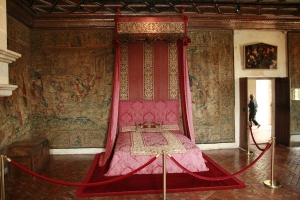 Eén van de vele bedden in het kasteel. Dit is een bijzonder fraai bed en staat in de kamer van de vijf koninginnen.