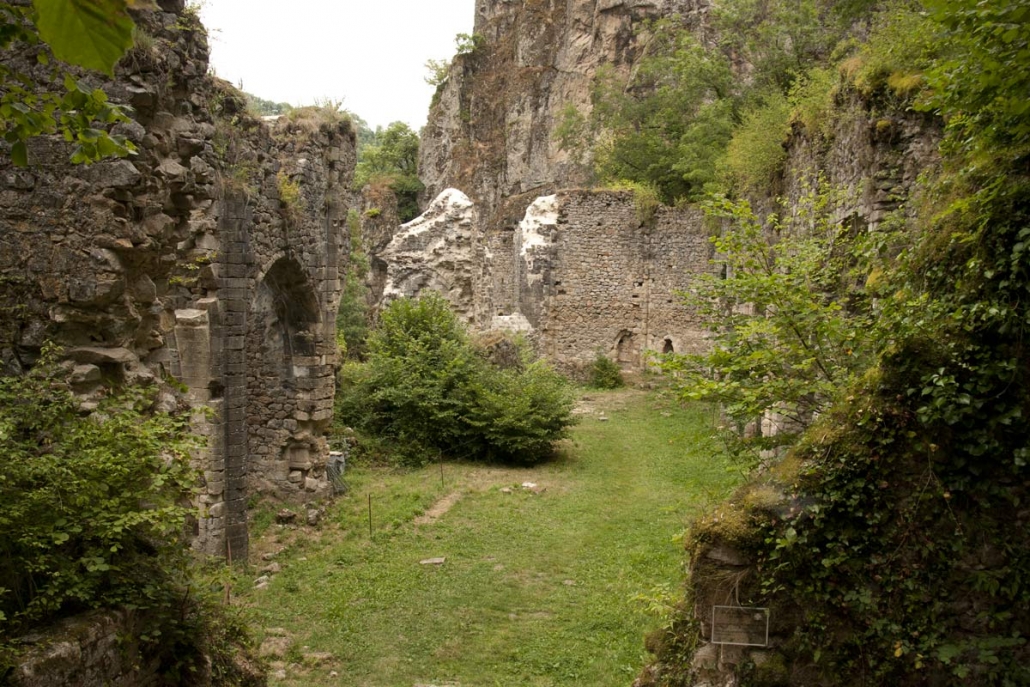 De ruïne van de oude kerk in Peyrusse le Roc