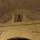 Houten maria met kind beeld boven de deur van de kerk