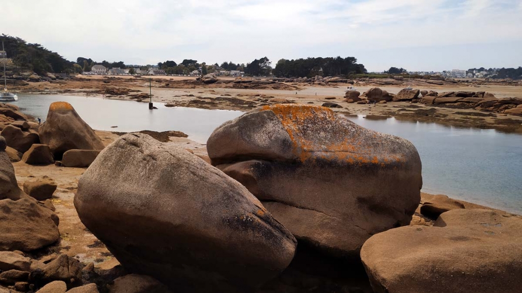 Enorme rotsen langs de kust van Ploumanach