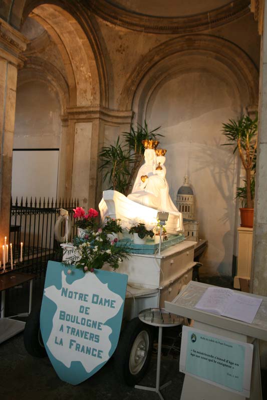 Beeld van Maria met kind in de kerk van Boulogne-sur-Mer
