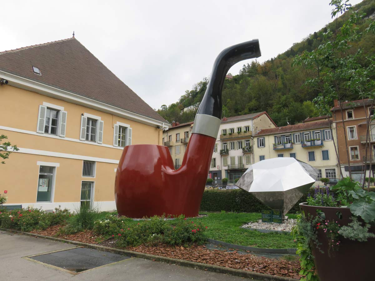 Grote pijp als monument in St.Claude in de Jura