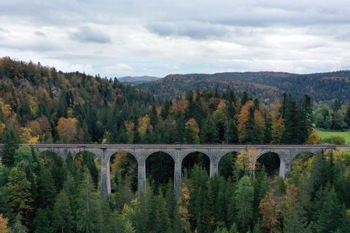 Treinviaduct in de Jura in het westen van Frankrijk