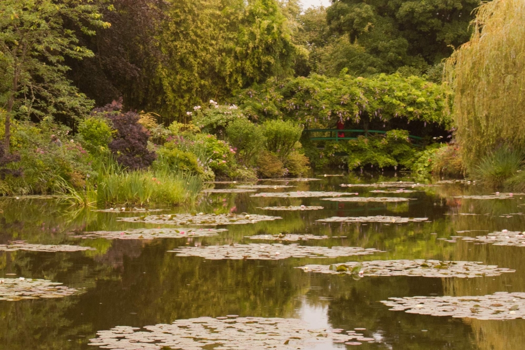 De brug in de Japanse tuin van Monet in Giverny