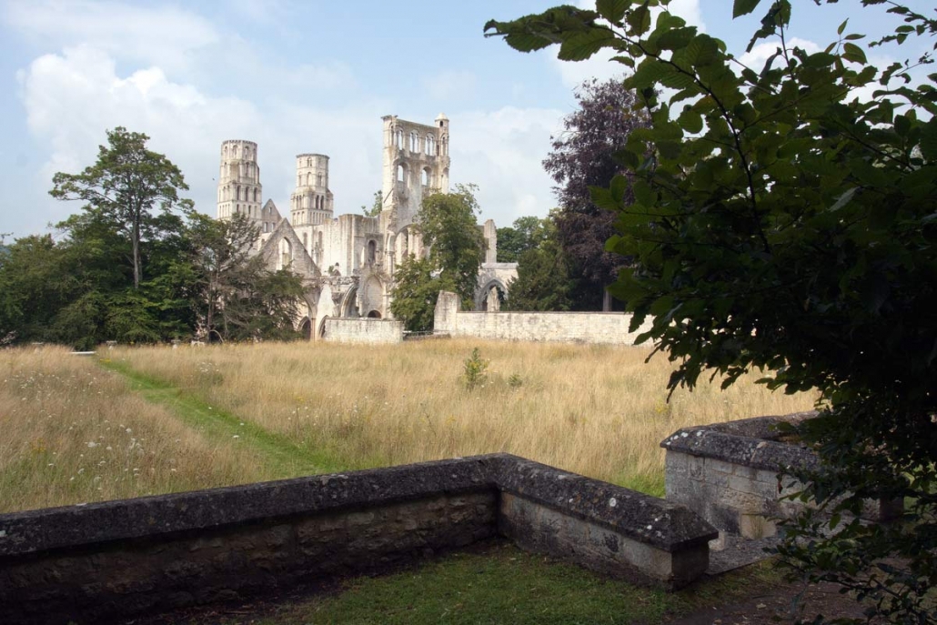 De abdij van Jumières gezien vanaf de tuin.