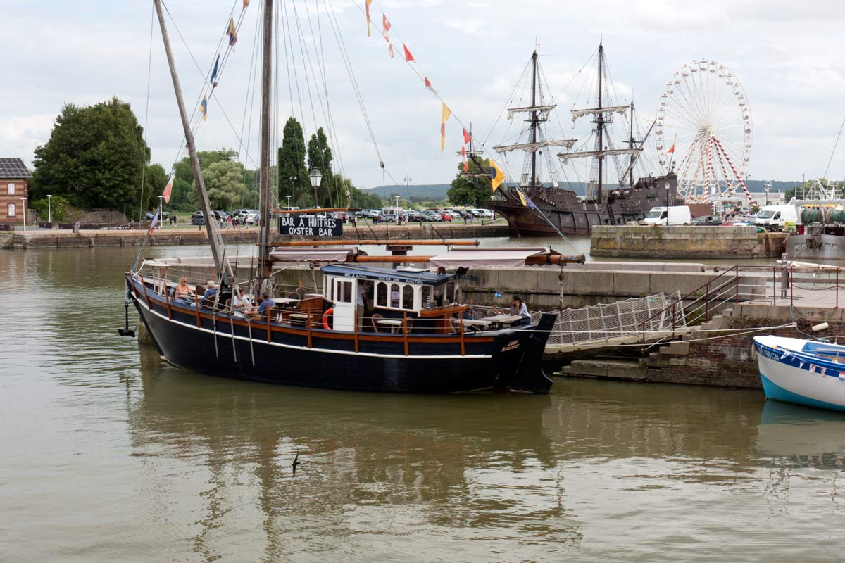 Oesterbar op een boot in de haven van Honfleur in Normandië