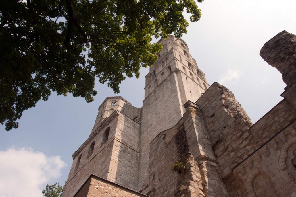 De toren van de abdijkerk van Jumieges in Frankrijk 