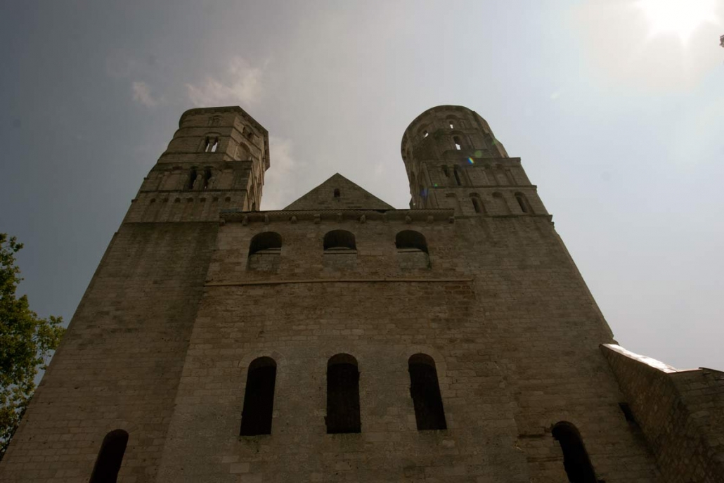 Voorgevel met torens van de abdij van Jumièges in Normandië