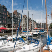Zeilboten in de oude haven van Honfleur in Normandië