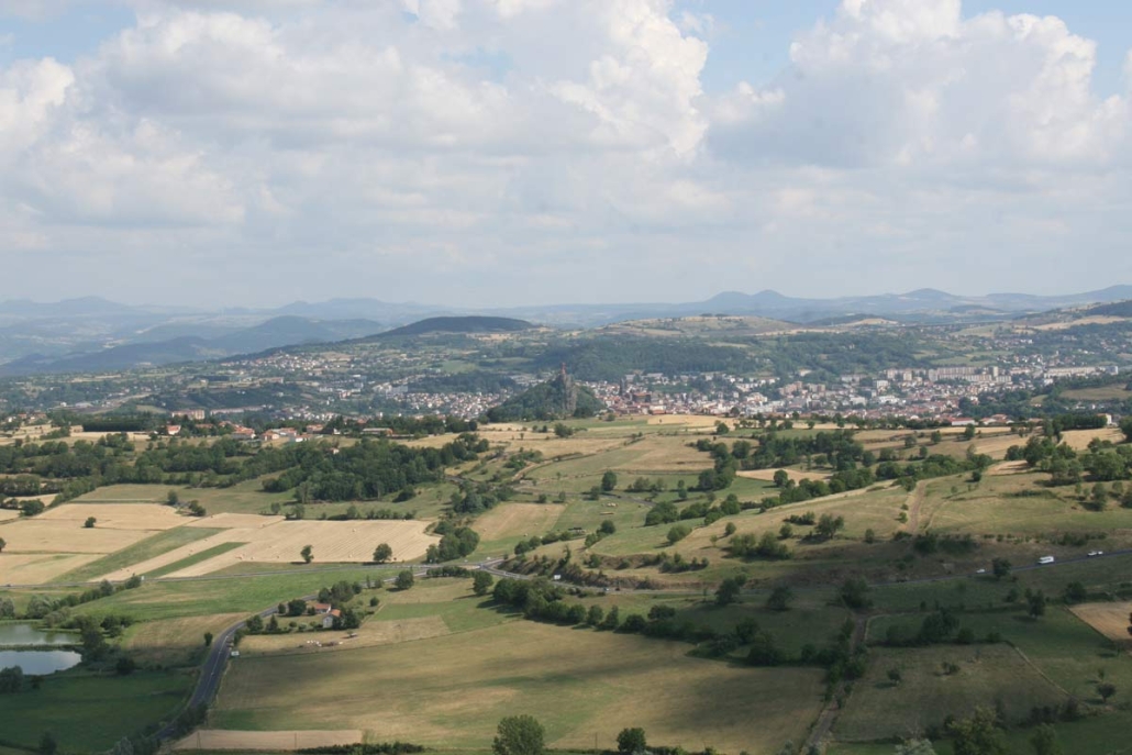 Uitzicht op Le-Puy-en-Valey vanaf het kasteel van Polignac