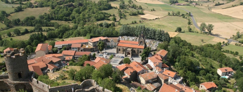 Het dorpje Polignac gezien vanaf het kasteel