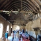 De ridderzaal van het kasteel van Guédelon heeft een prachtig houten plafond