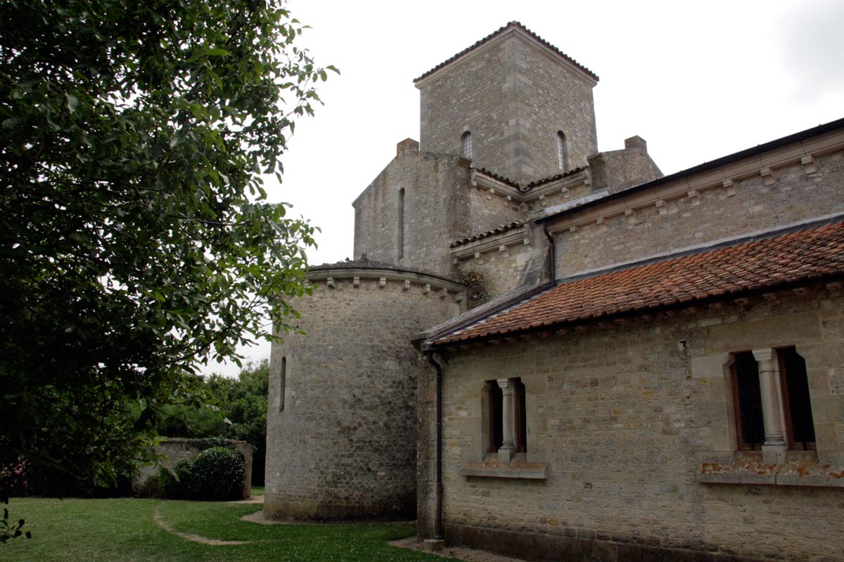 Achterkant van het kerkje van Germigny-des-Pres in Frankrijk