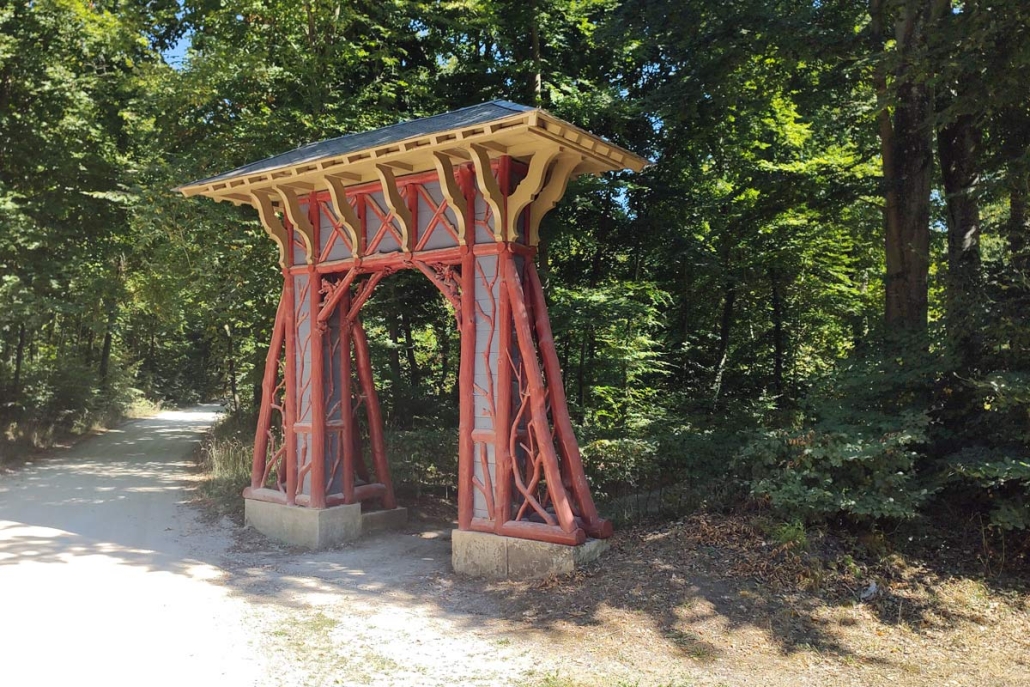 Een Chinese poort in het park bij het kasteel van Chantilly