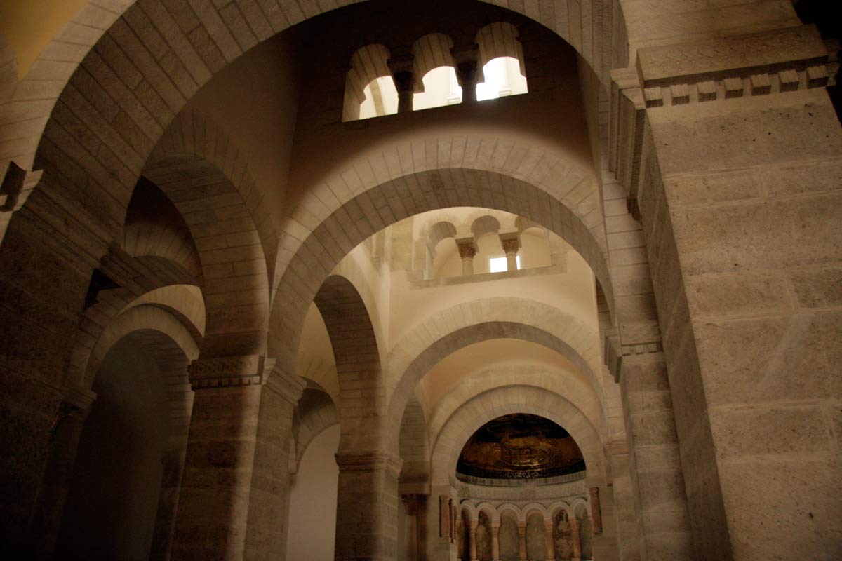 Interieur van het kerkje in Germigny-des-Prés
