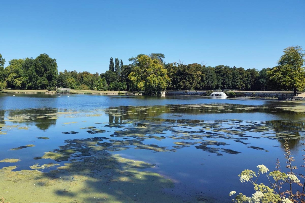 Het meertje waar de rivier het kanaal instroomt bij het kasteel van Chantilly, Frankrijk