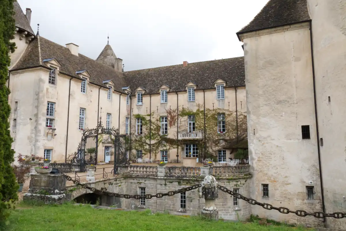 Château de Savigny-lès-Beaune-binnenplaats