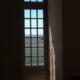 Uitzicht uit een raam op het landschap in Chateauneuf en Auxois