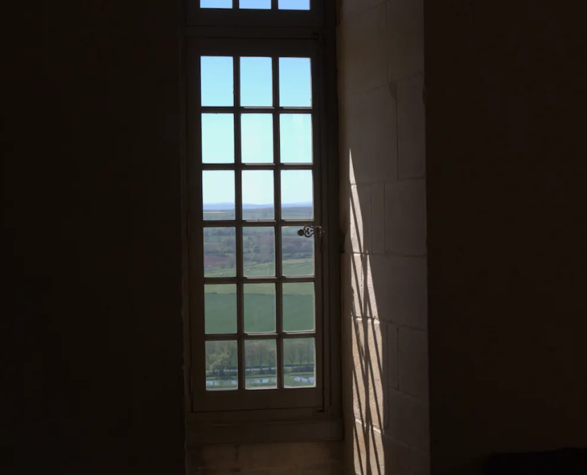 Uitzicht uit een raam op het landschap in Chateauneuf en Auxois