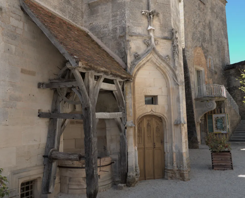 Put en deur op de binnenplaats van het kasteel van Chateauneuf en Auxois