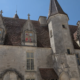 Het hoofdgebouw met renaissance dakkapellen van het kasteel van Chateauneuf en Auxois